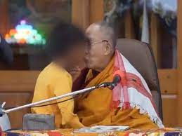 Dalai Lama ने बच्चे को किया लिप पर kiss